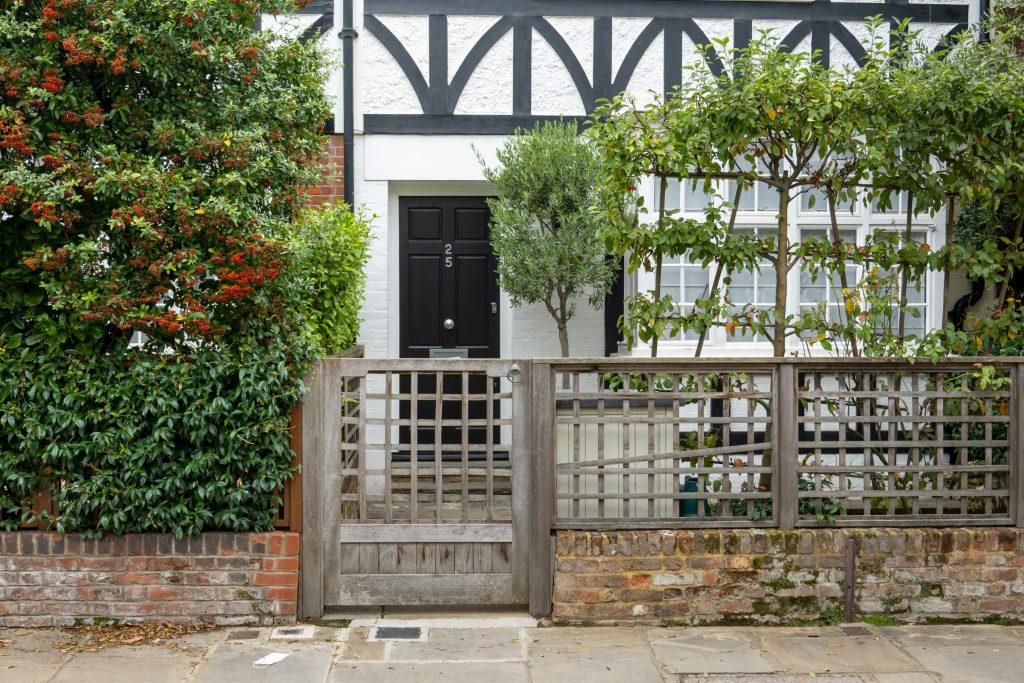 Choosing the Right Fence Style for Your Property 